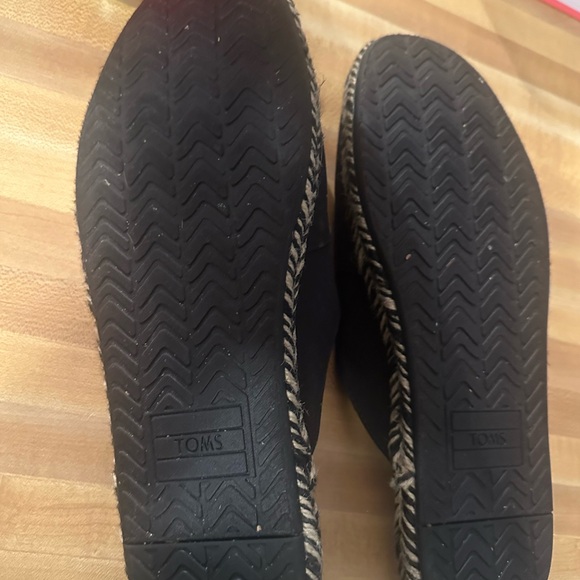 TOMS SLIP ONS- SIZE 9 - Picture 10 of 10